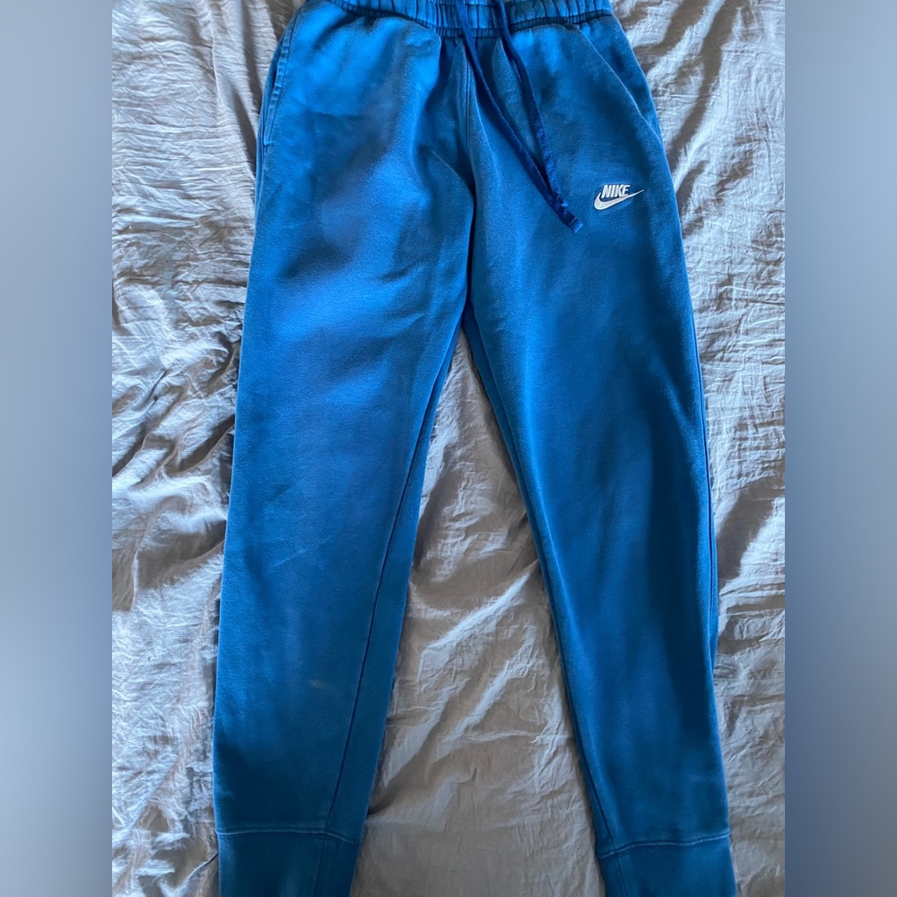 Nike Sportswear Club. Size S Men. Dark marina blue w white logo.